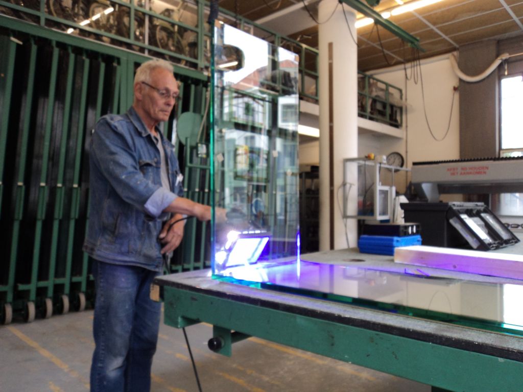 katoen winnaar Pogo stick sprong UV glas verlijmen bij Ariba glashandel Den Haag