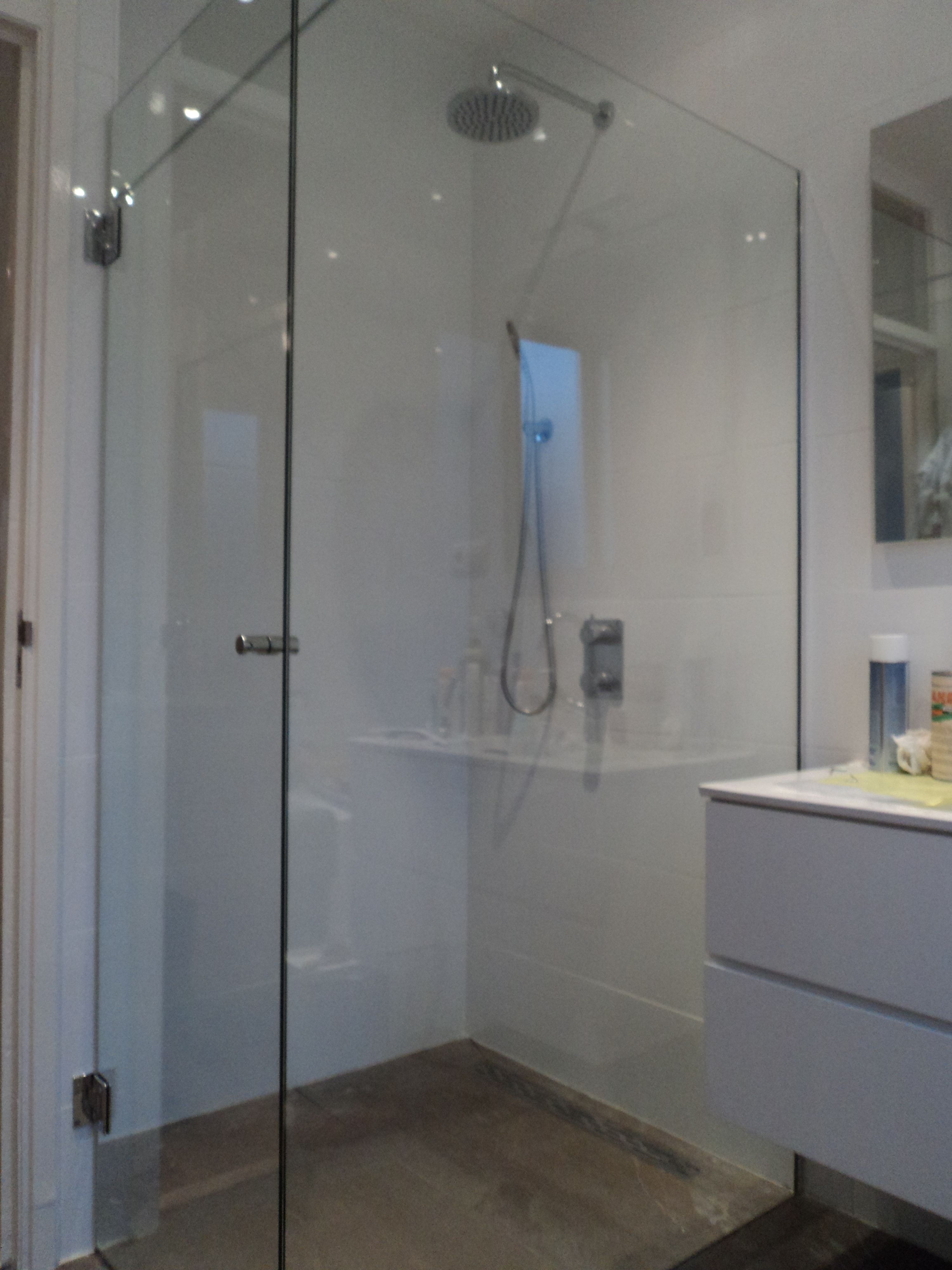 Douchedeuren douchewanden en douchecabines op maat bij glashandel Ariba