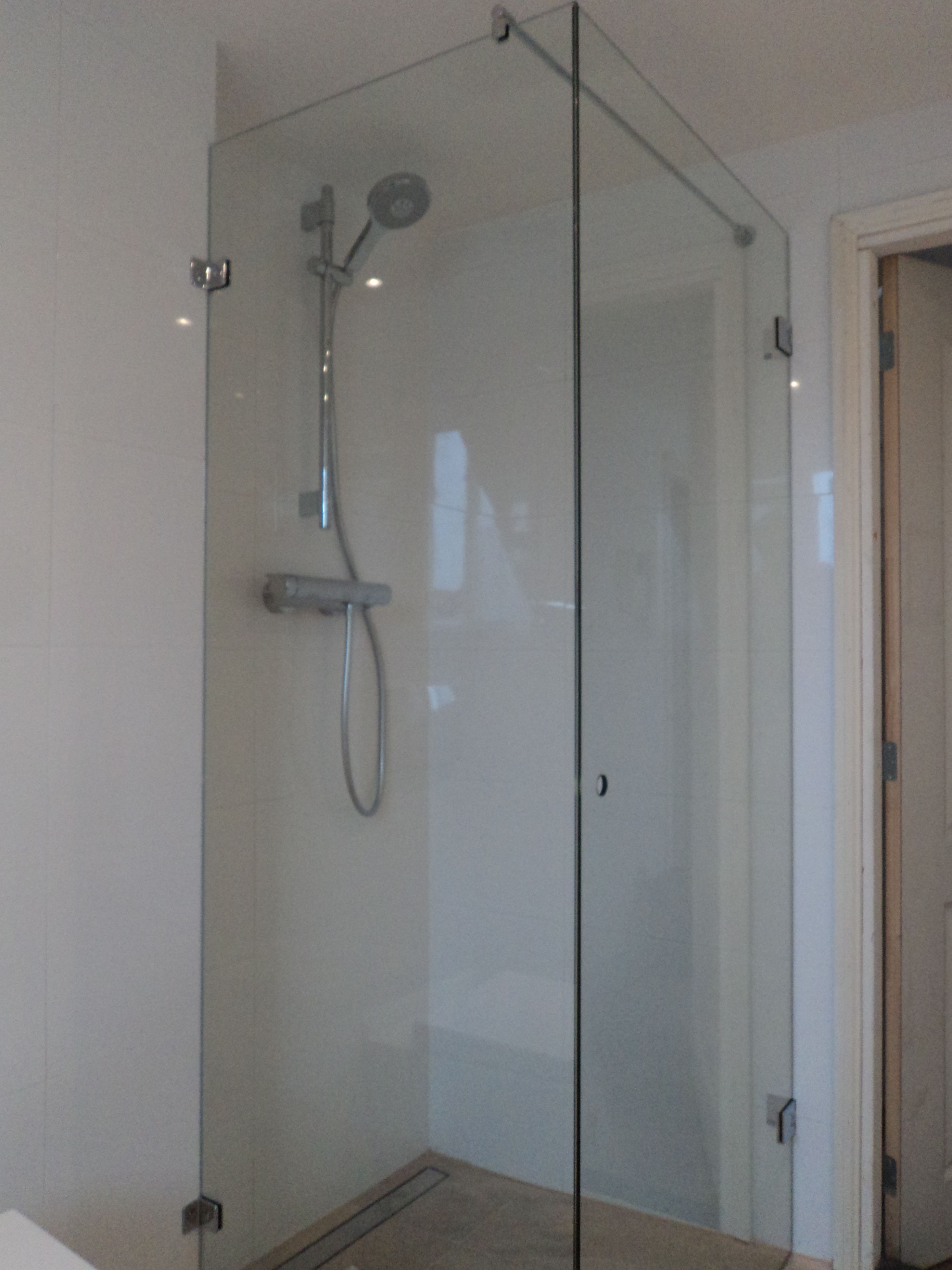 Douchedeuren douchewanden en douchecabines op maat bij glashandel Ariba